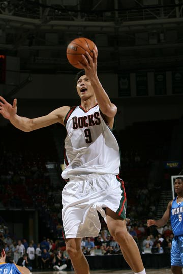 关于掘金险胜雄鹿，易建联统治全场的信息